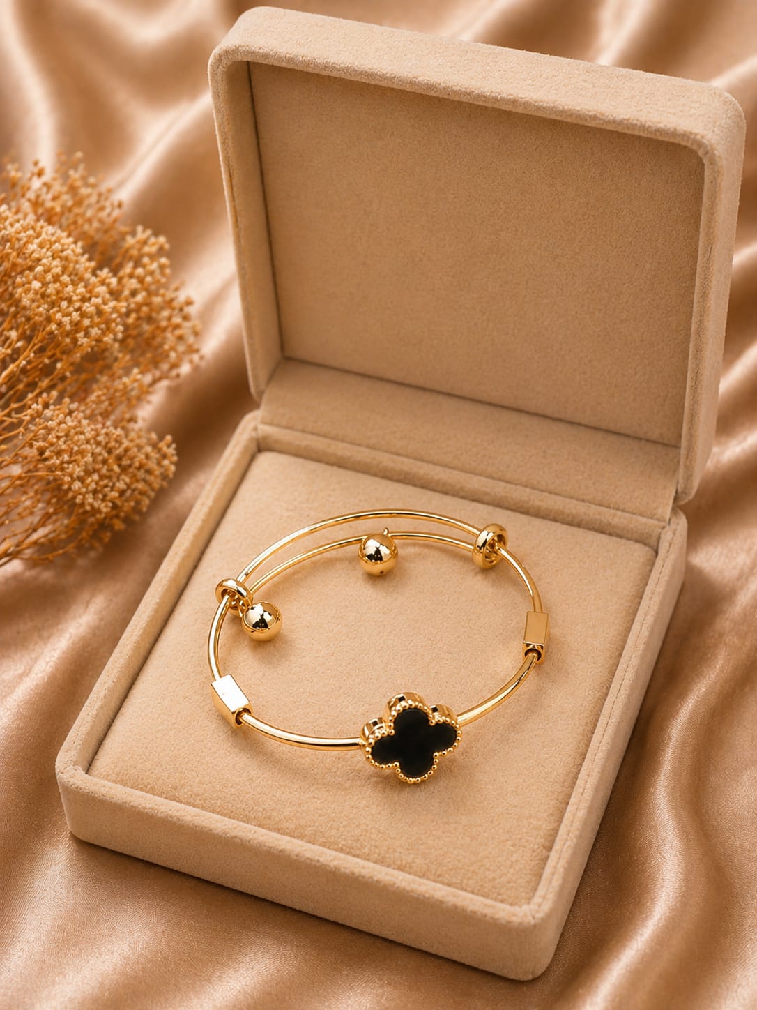 Simple And Stylish Hand Cuff